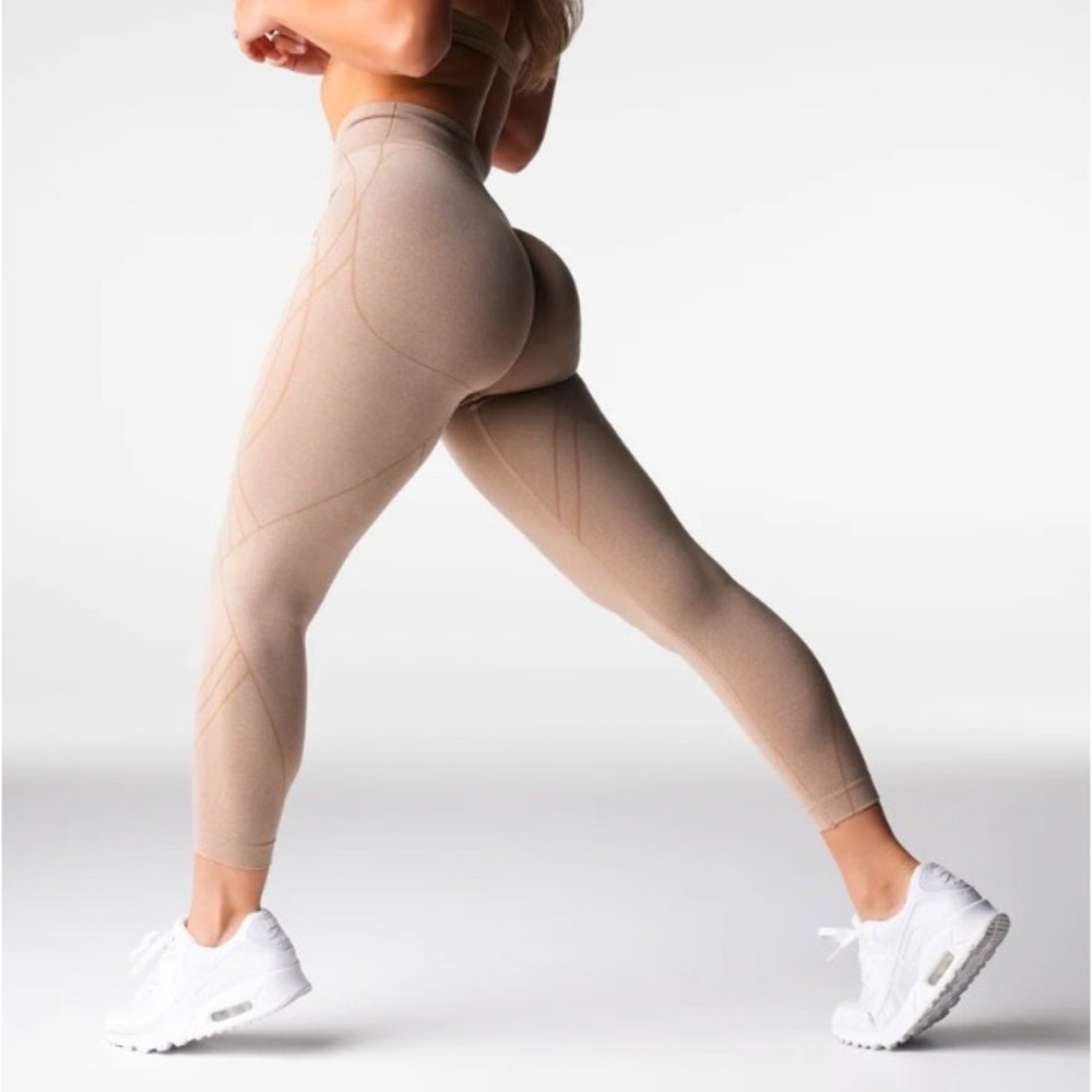 NVGTN High-Waisted Beige Leggings GEO SEAMLESS BEIGE